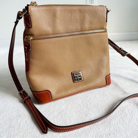 Dooney and Bourke Pebbled Leather Crossbody Bag in Sand, EUC - Picture 2 of 16